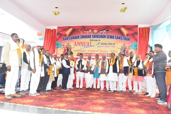 सामूहिक माल्यार्पण